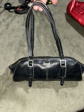 Black Women's Shoulder Bag - Sleek Leather Barrel Tote